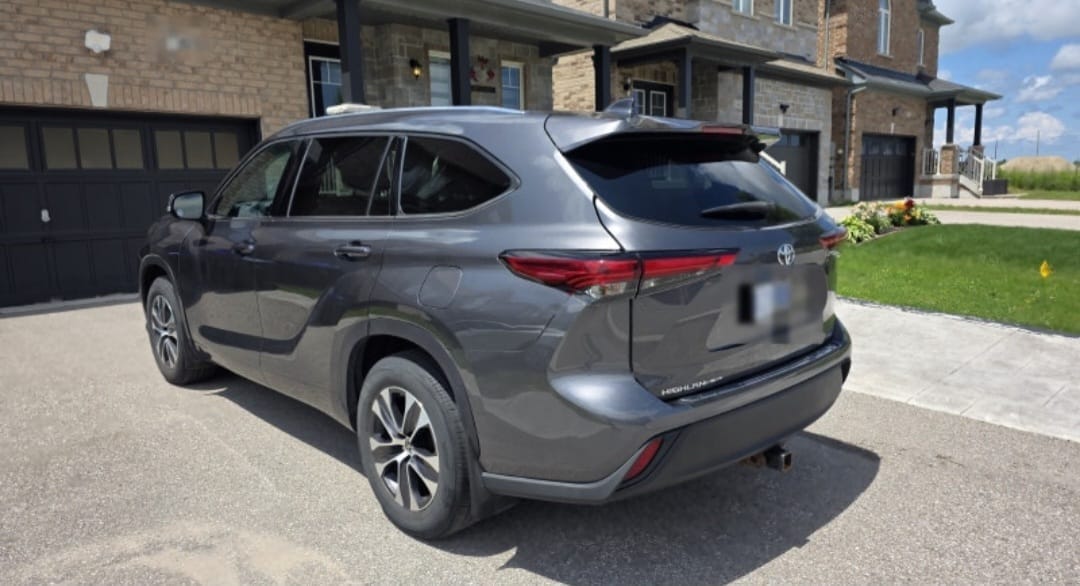 Grey 2022 Highlander XLE front detail